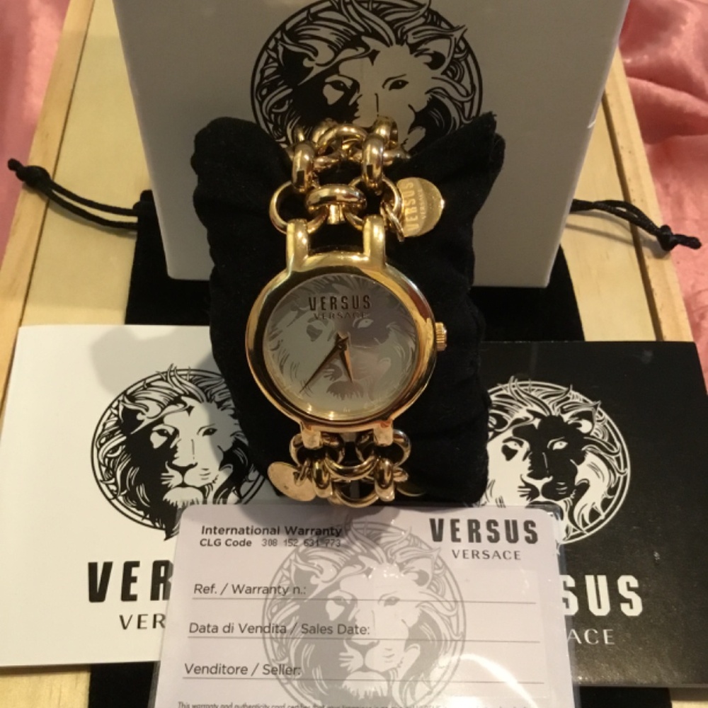 🦁 NWT Versace Versus Agadir Champagne Dial Gold Tone Stainless Steel Watch 🦁 - Picture 2 of 7